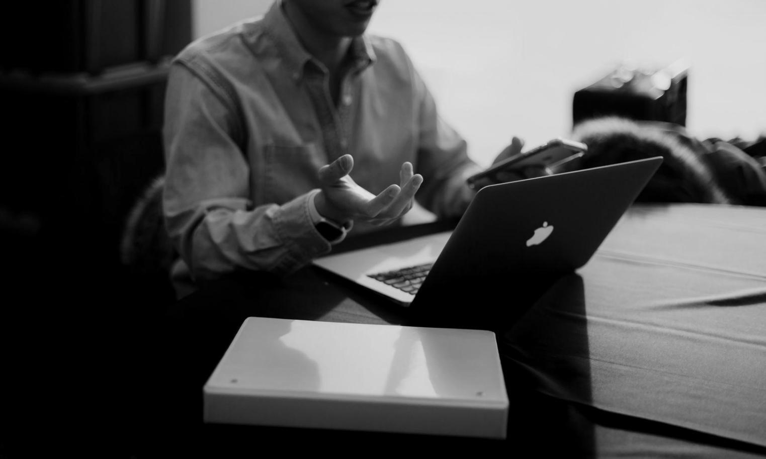 Equipo empresarial analizando datos financieros en una reunión estratégica