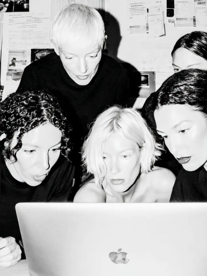 Equipe analisando ferramentas fiscais digitais